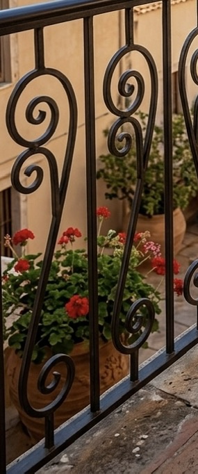 Elegant smidesdetalj med mjuka linjer och tidlös design. - Bild 3
